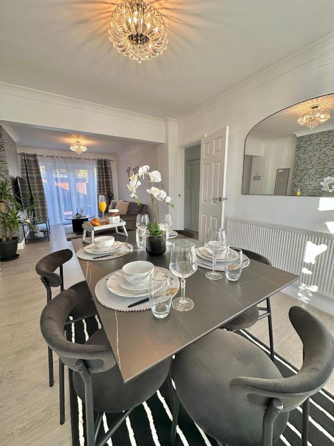 Luxurious Family Home In West Midlands Northfield Exterior foto